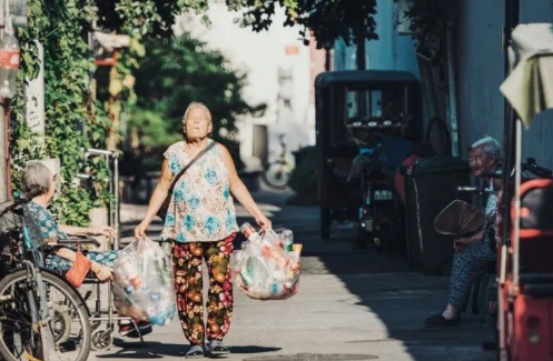 老年人人提東西.png 老年人人提東西