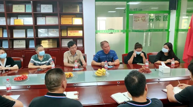 康來福集團氣象局領(lǐng)導(dǎo) 康來福集團氣象局領(lǐng)導(dǎo)