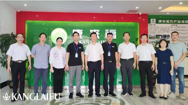 康來福領(lǐng)導(dǎo)合影.png 康來福領(lǐng)導(dǎo)合影.png