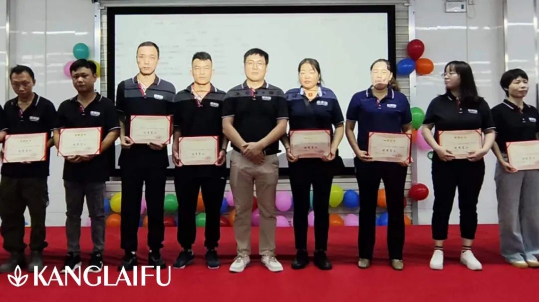 集體領獎.jpg 集體領獎.jpg